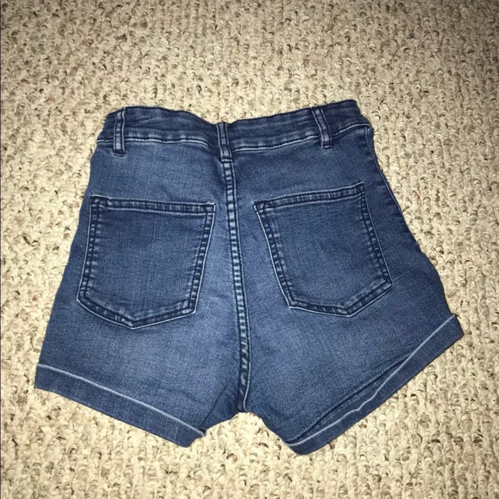Natural curves shorts